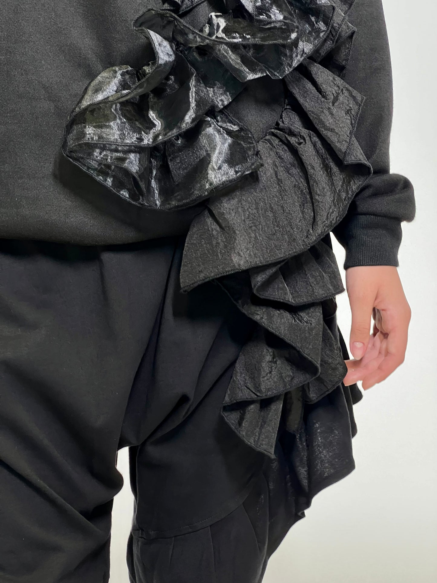 Hanorac negru oversized cu volan aplicat