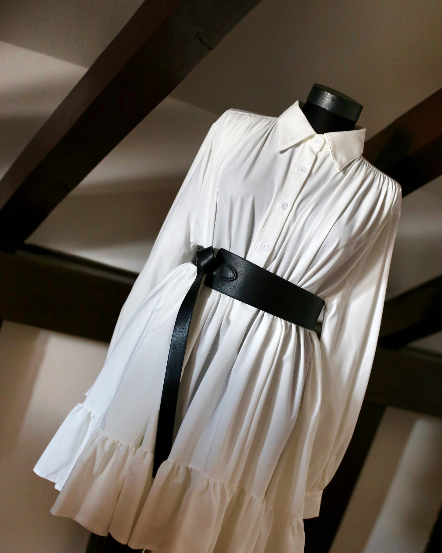 rochie alba mini maneca lunga volane