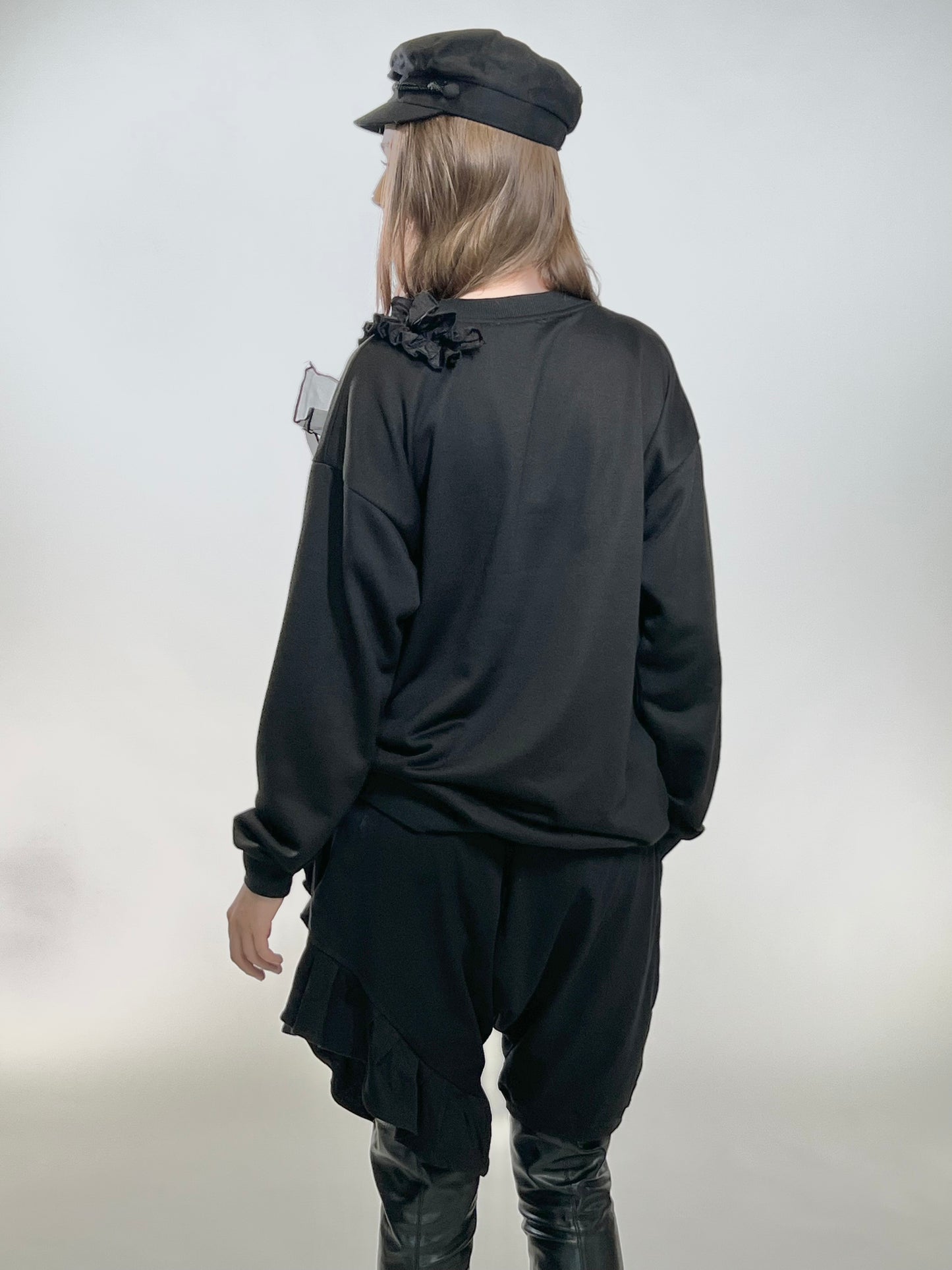 Hanorac negru oversized cu volan aplicat