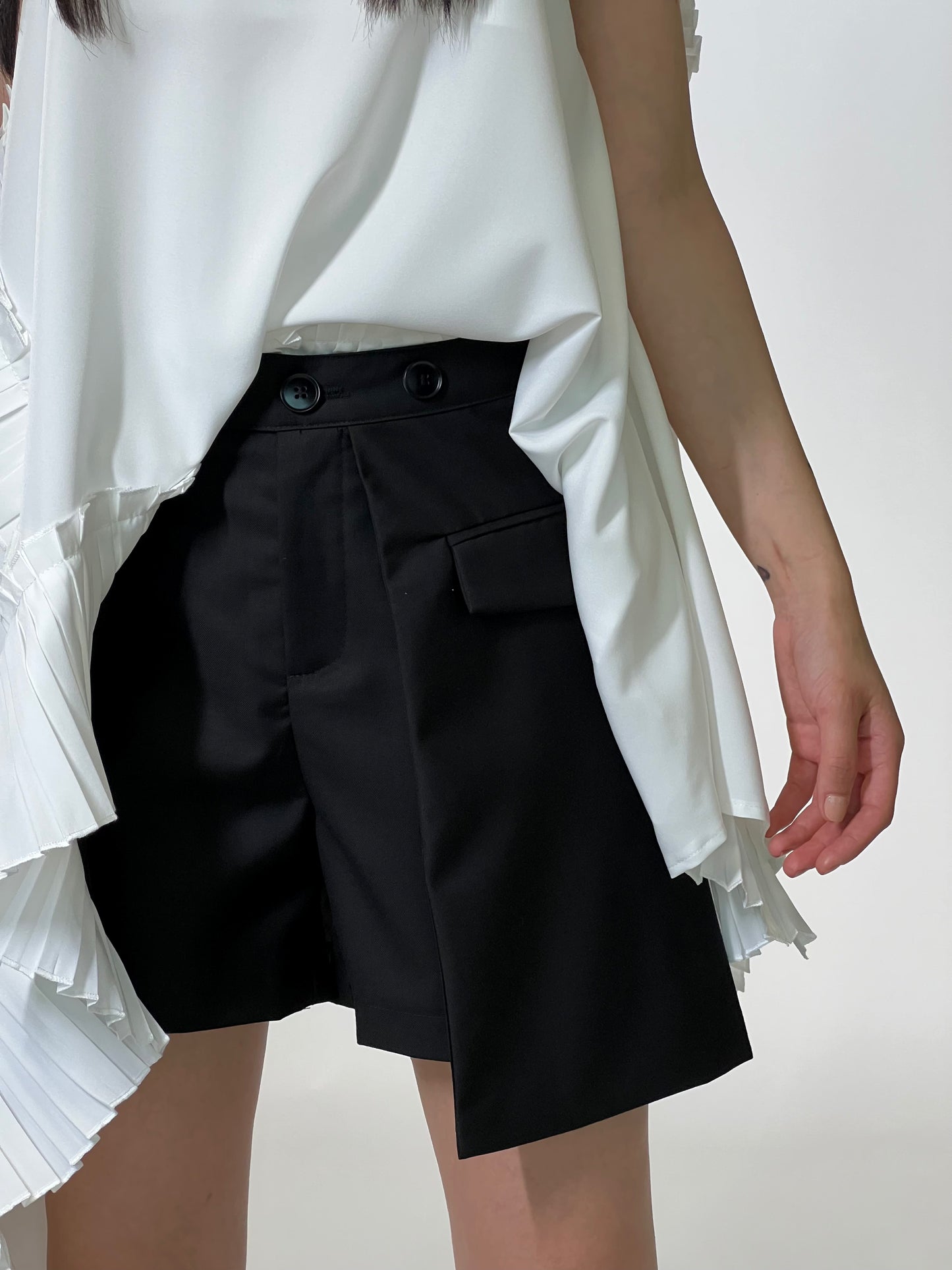 pantaloni scurti negri fusta