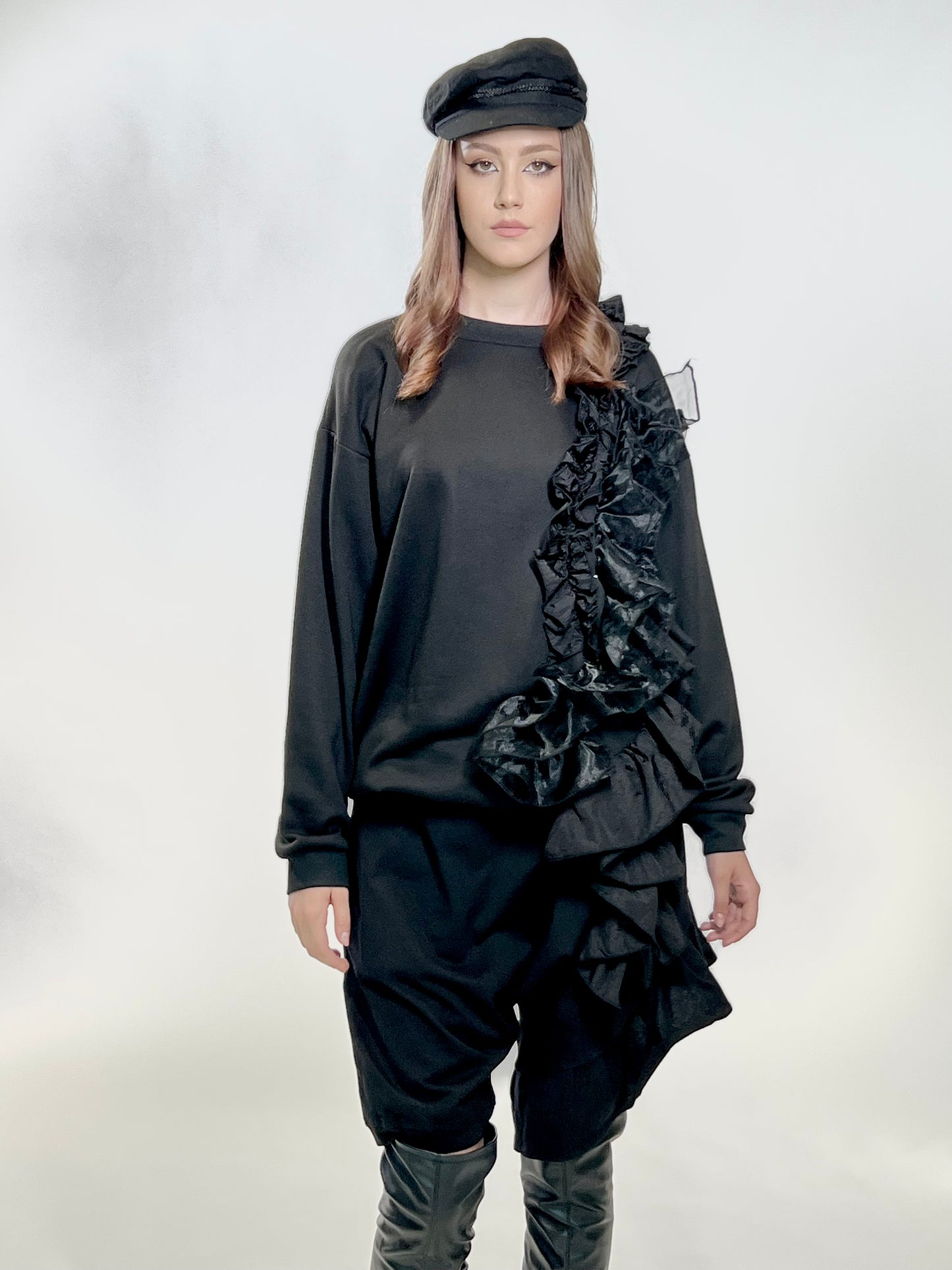 Hanorac negru oversized cu volan aplicat