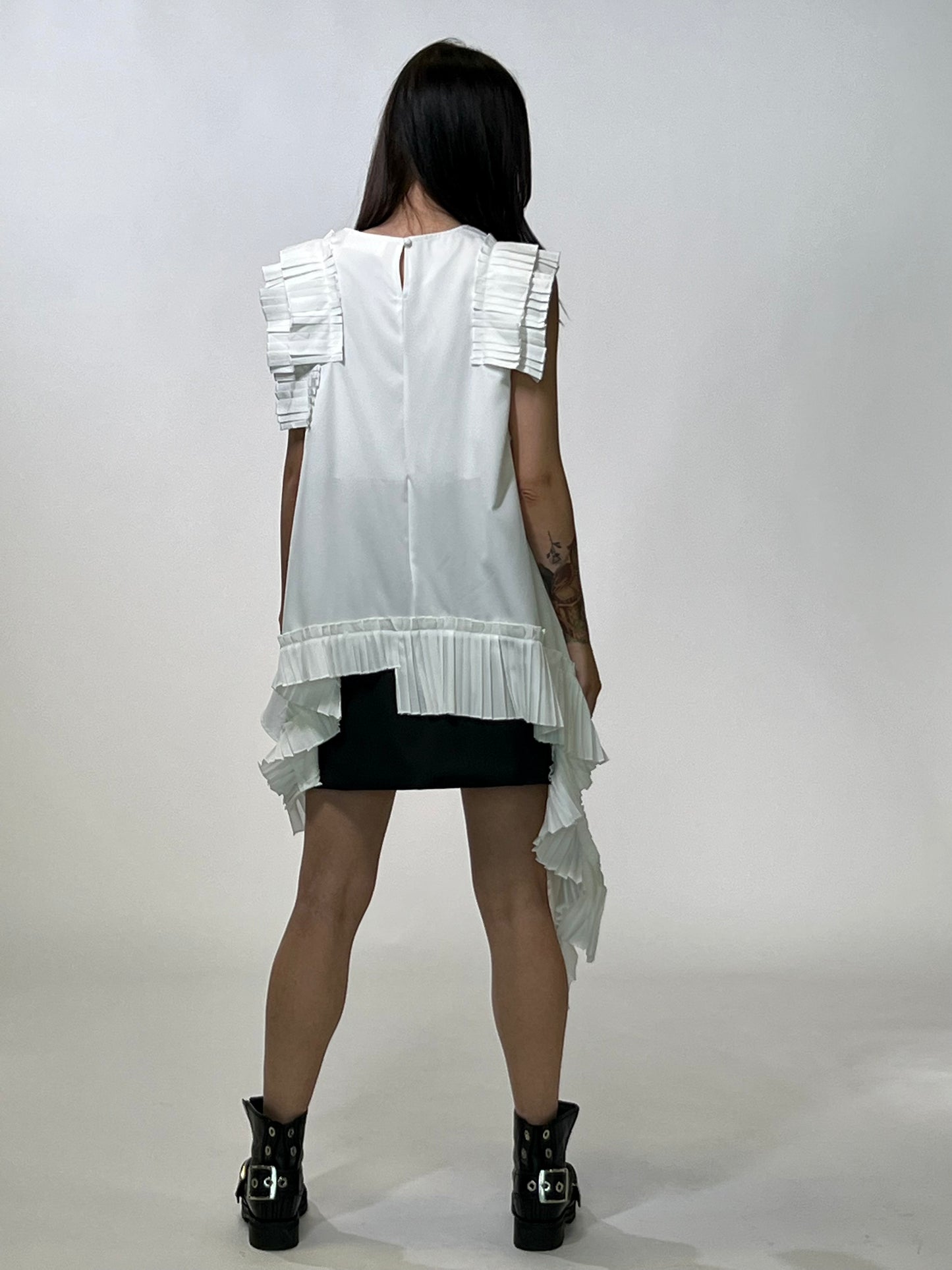 Bluza alba fara maneca neregulata volane plisate